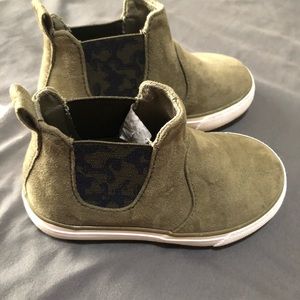Target brand like new boys size 7 olivegreen shoes